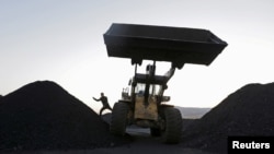 2015 年10 月23 日，一名司機在中國黑龍江省雞西市郊煤礦附近的一個小型儲煤場下車。