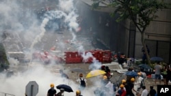 2019年6月12日，香港防暴警察在立法會外向抗議者發射催淚彈。