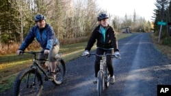 緬因州護士凱西希科克斯(右)和其男友騎單車外出