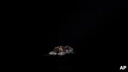 ພາບ​ທີ່​ຖືກ​ຖ່າຍ​ໃນ​ວັນ​ທີ 26 ກັນ​ຍາ 2019 ນີ້​ສະ​ແດງ​ໃຫ້​ເຫັນ​ອົບ​ພະ​ຍົບ ແລະ ຜູ້​ຍົກ​ຍ້າຍ​ຖິ່ນ​ຖານ​ຂີ່​ເຮືອ​ຢາງ​ອັດ​ລົມ ຖືກ​ເຍືອງ​ແສງ​ໃສ່​ໂດຍ​ເຈົ້າ​ໜ້າ​ທີ່​ຍາມ​ຊາຍ​ຝັ່ງ​ຂອງ ກ​ຣີ​ສ ໃນ​ລະ​ຫວ່າງ​ປະ​ຕິ​ບັດ​ການ​ກູ້​ໄພ​ໃກ້​ກັບ​ເກາະ ຊາມອ​ສ.