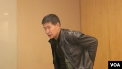 在台湾脱团的辽宁抚顺访民官明杰在展示被踢伤的腰