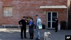 Полицейские с собакой-ищейкой перед художественной галереей «Винзавод» в Москве. Архивное фото, AP