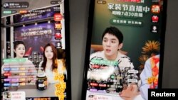 直播中的李佳琦（右）（2021年12月14日）