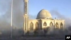 霍姆斯的一个清真寺附近被炮火击中硝烟弥漫