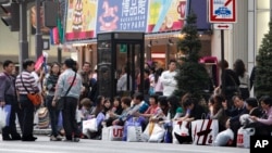 2010年4月11日中国游客在东京银座豪华购物后休息