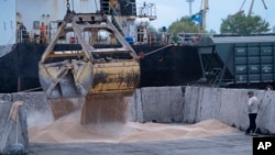 烏克蘭西南部伊茲梅爾的工人在港口船隻上裝載糧食。（2023年4月26日）