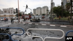 2023 年 10 月 9 日，以色列緊急救援人員檢查以色列南部城市阿什杜德的火箭攻擊現場。