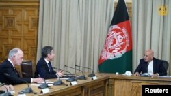 美国国务卿布林肯（中）在阿富汗会晤阿富汗总统加尼 （右）。（2021年4月15日）