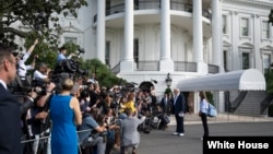 特朗普2025年9月26日离开白宫前往纽约参加2025年“莱德杯”高尔夫球锦标赛前接受记者提问。 