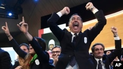 米蘭市長薩拉和意大利代表團成員在瑞士洛桑舉行的國際奧委會會議上歡慶贏得2026年冬奧會主辦權。(2019年6月24日)