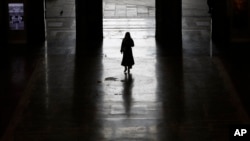 一位孤独的旅客离开米兰火车站。