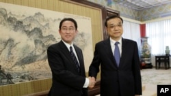 2016年4月30日中國總理李克強在北京中南海會見了日本外相岸田文雄（左)。