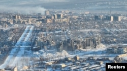 一幅鸟瞰图显示俄罗斯侵略战争给乌克兰巴赫穆特城市毁成一片残垣断壁。（2024年1月13日）