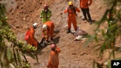 ນັກ​ກູ້​ໄພ​ຫາມ​ສົບ​ຜູ້​ເຄາະ​ຮ້າຍ​ຈາກ​ເຫດບໍ່​ຄຳ​ທີ່​ຖະຫຼົ່ມ​ລົງ​ໃນ​ເມືອງ ມົງ​ກອນ​ໂດ, ລັດ ຊູ​ລາ​ເວ​ຊີ​ເໜືອ, ອິນ​ເດຍ​ເຊຍ, 5 ມີ​ນາ 2019.