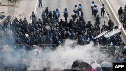 数万抗议民众包围香港立法会，香港警方与抗议者发生冲突。(2019年6月12日)