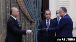 伊拉克總統薩利赫向新獲任的伊拉克總理卡迪米做指示。(2020年4月9日)