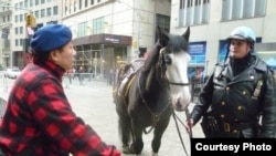 著名的美籍華裔棟篤笑明星北美崔哥（左）2011年10月採紐約訪街頭警察。