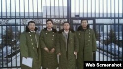 在“法制教育基地”前的四位律師(左起：江天勇、張俊杰、王成、唐吉田, 網絡圖片)