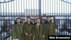 在“法制教育基地”前的四位律师，左第一人为江天勇 （网络图片)