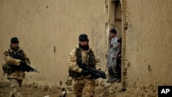 英国军人在阿富汗首都喀布尔郊外巡逻