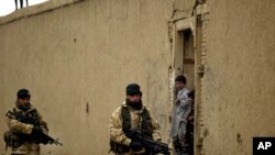 英國軍人在阿富汗首都喀布爾郊外巡邏