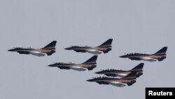 中國空軍殲10戰機表演隊參加巴基斯坦閱兵日前的彩排。（2019年3月18日）