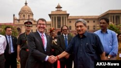 美國國防部長卡特(左）在新德里和印度國防部長會面簽署了一項防務安全合作協議。