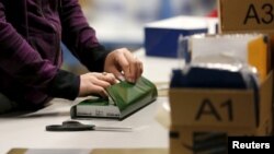 2015年11月29日亞馬遜物流中心員工為客戶包裝禮物