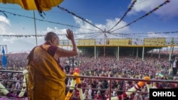 资料照片：西藏精神领袖达赖喇嘛在印度向信众讲话。