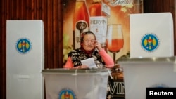 摩尔多瓦选举： 一妇女在投票站投下选票