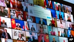 2021年4月23日，當拜登總統從白宮為虛擬世界領導人峰會致辭時，屏幕上顯示出各國領導人。 （美聯社照片）