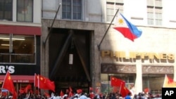 紐約華人在菲律賓領事館前示威