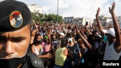 Las fuerzas del orden intentan mantener la calma durante una confrontación de manifestantes de ambos bandos, en la Habana, Cuba, el 11 de julio de 2021.
