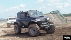 俄羅斯研製了用在北極和其他複雜地形條件下的專用車輛，這些車輛在去年夏季莫斯科的一次武器展中表演。(美國之音 白樺拍攝)