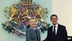 希拉里克林頓計(左)與保加利亞總統羅森普列夫內利耶夫(右)。 