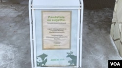 告示牌寫著，熊貓大樓已關閉。 (美國之音/李北平攝)