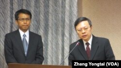  台湾陆委会主委王郁琦(右一)在立法院接受质询 (美国之音张永泰拍摄) 