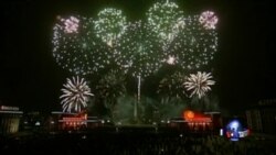 全球各地以欢呼，焰火和希望迎接2015年