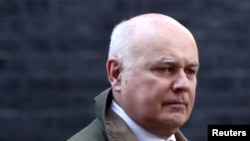 有份牽頭聯署的保守黨議員施志安（Iain Duncan Smith，又譯史密斯）。