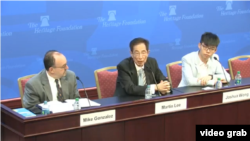 香港眾志秘書長黃之鋒（左）和香港民主黨創黨主席李柱銘（中）星期一（5月1日）在華府保守派智庫傳統基金會發表演說。（傳統基金會視頻截圖）