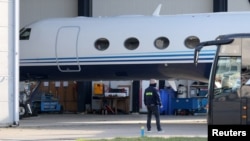 載有菲律賓前總統杜特蒂的飛機抵達鹿特丹海牙機場。 (2025年3月12日)