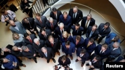 在美國眾議院對美國總統特朗普進行彈劾調查的一部分中，國防部副助理部長勞拉·庫珀（Laura Cooper）抵達密閉證詞作證後，美國眾議院共和黨人向記者講話。 (2019年10月23日資料照)