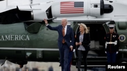 拜登總統和夫人吉爾·拜登從德拉瓦返回華盛頓途中走下海軍陸戰隊一號直升機。（2021年6月4日）