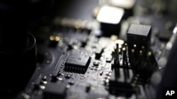 2019 年2 月23 日在新澤西州澤西市看到一台計算機的內部。據一名網絡安全研究人員稱，2021 年7 月2 日，勒索軟件攻擊使至少200 家美國公司的網絡癱瘓。