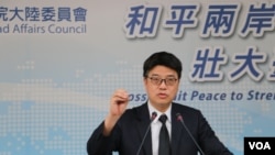 資料照片-台灣陸委會副主委兼發言人邱垂正在4月19日的記者會上。 （美國之音楊明拍攝）