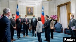 ປະທານາທິບໍດີໄຕ້ຫວັນ ທ່ານນາງໄສ ອິງເຫວິນ ພົບປະກັບໂຕແທນຂອງສະຫະລັດ ທ່ານ ໂຣ ຄານນາ ໃນນະຄອນຫຼວງໄທເປ.