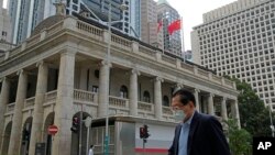 一名男子走過香港終審法院。