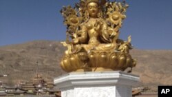 青海省同仁縣隆務寺的僧侶為自焚藏族農民索納塔吉舉行葬禮