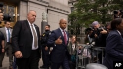 紐約市長埃里克·亞當斯2024年9月27日在紐約曼哈頓聯邦法院出庭後離開。