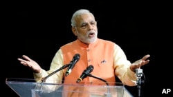 星期天(9月28日),莫迪在麥迪遜廣場發表講話，受到1萬8千多印度裔美國人的歡呼。